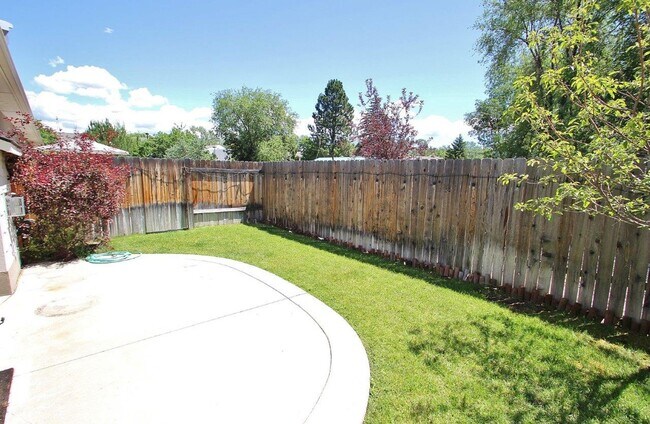 Building Photo - Immaculate Townhouse in Quiet Community