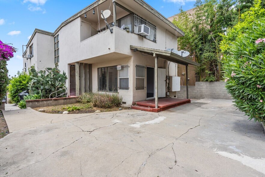 Primary Photo - 1142 Serrano Ave
