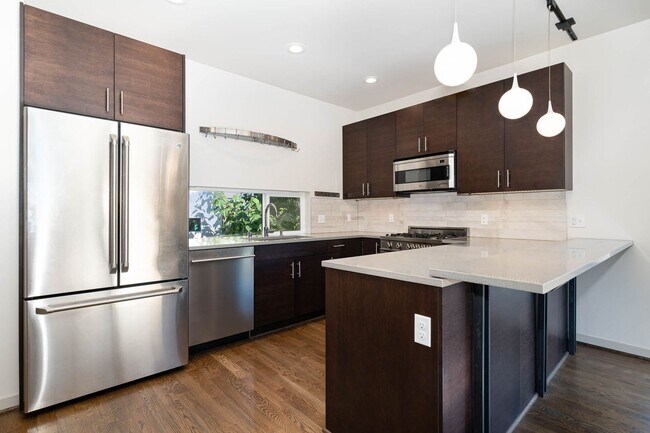 Building Photo - 3bd/1.75ba Seattle Townhome