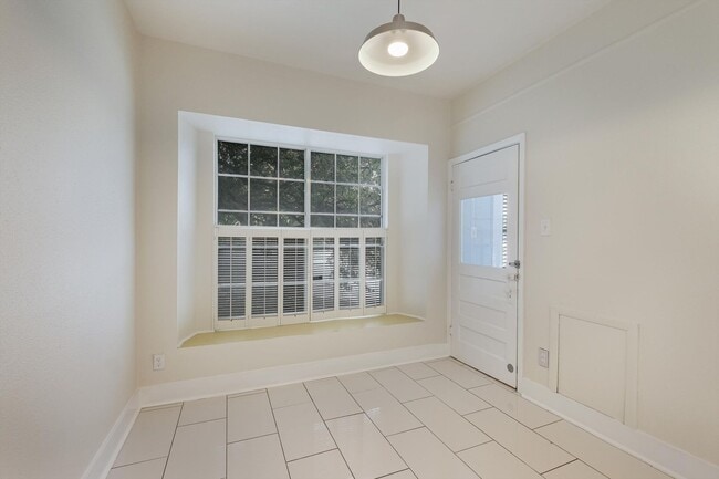 Building Photo - Modern Duplex in Monte Vista!