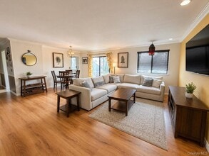 Building Photo - 10 Sycamore Dr