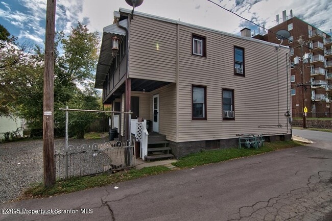 Building Photo - 18 Pine Rd