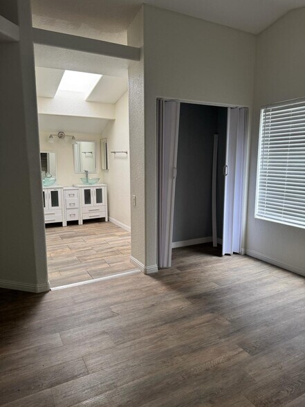 Building Photo - 5543 N Magnolia Dr