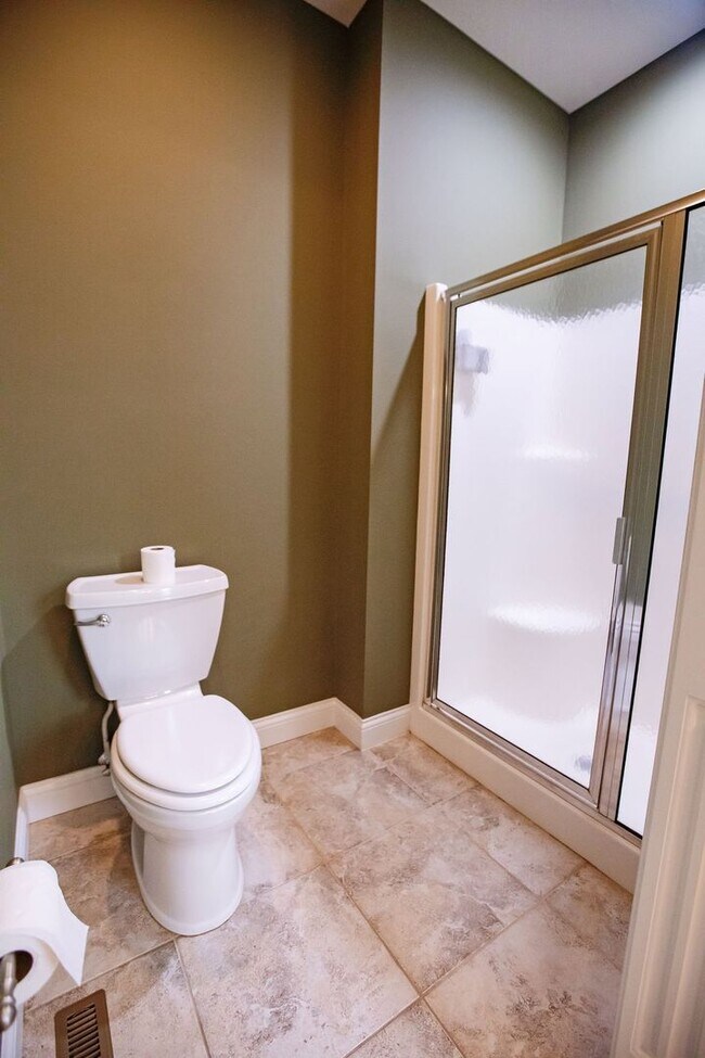 Building Photo - 3 Bed (with 4th bed potential downstairs),...
