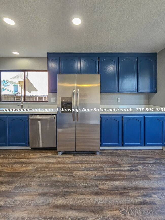 Building Photo - Newly Updated - New Appliances, Flooring, ...