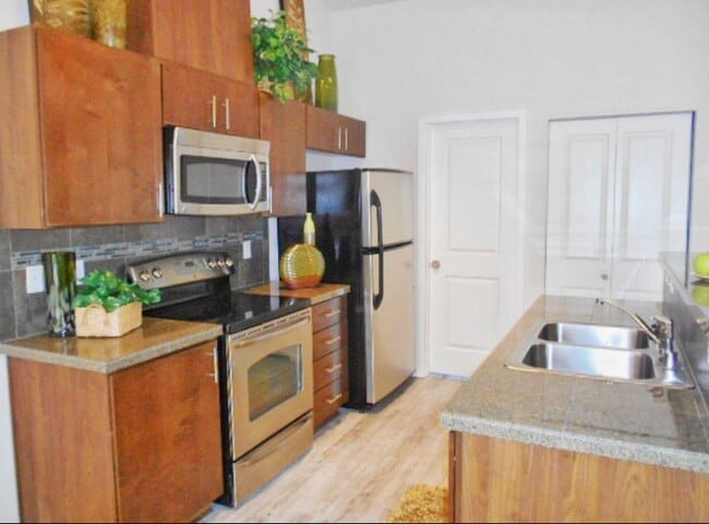 Building Photo - Amazing location with private yard space
