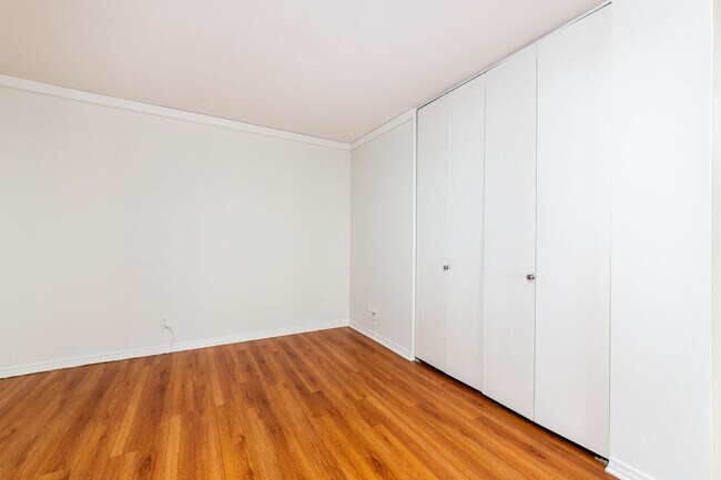 Building Photo - High Rise Condo 1bed 2 Full Bath