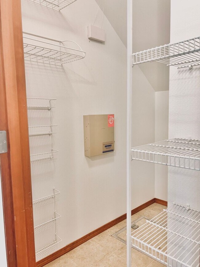 Building Photo - Enormous 4 Bed 2.5Bath + Bonus Room Great Lacey Neighborhood