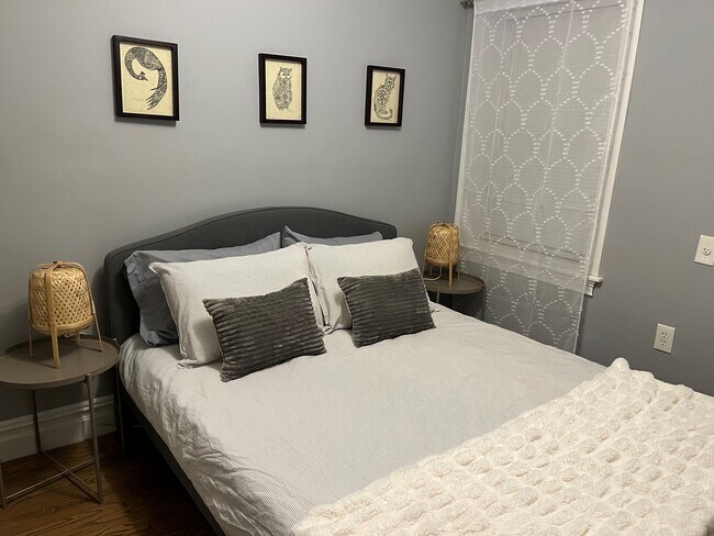 Master bedroom with queen bed - 192 Hart St