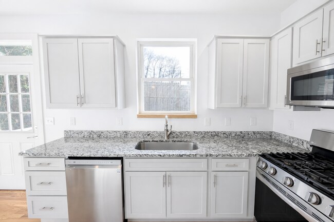 Building Photo - West Asheville Rental!