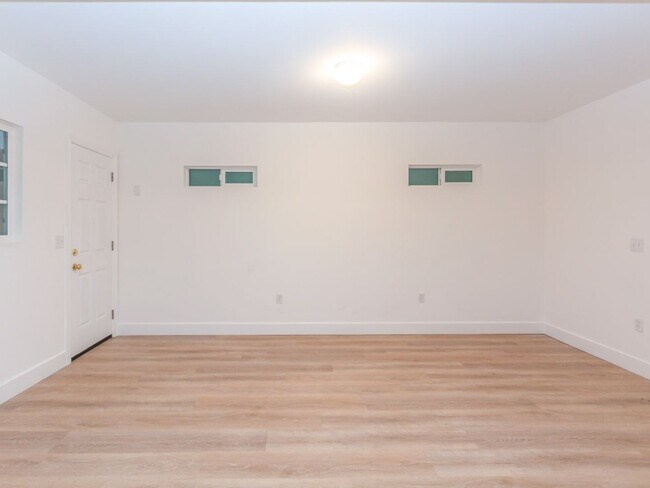 Building Photo - Freshly Updated Studio in South Park! * All Utilities Included! *