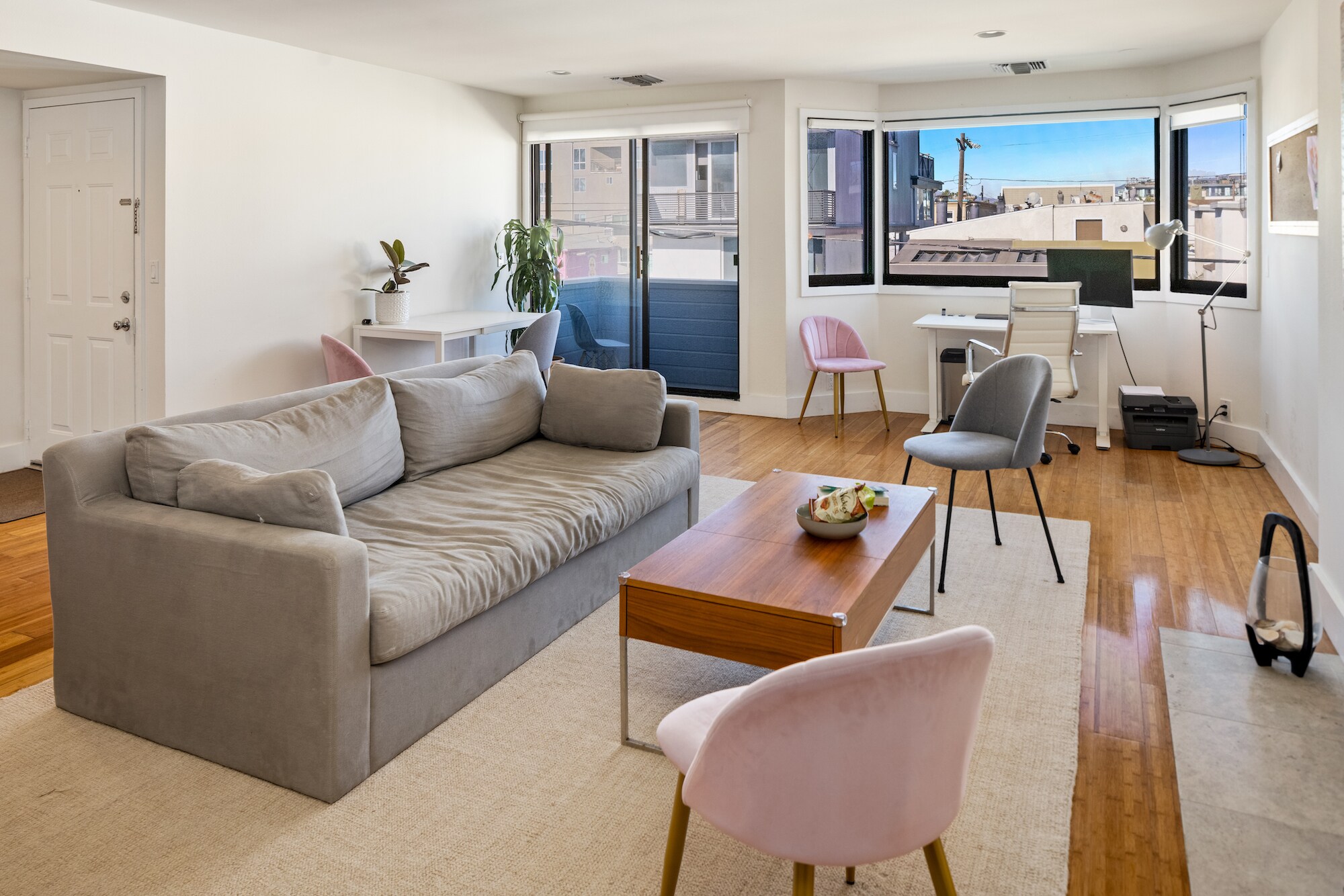 Living room - 18 N Venice Blvd