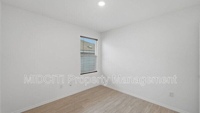 Building Photo - 2713 Green Finch