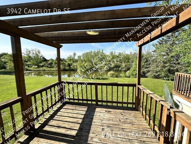 Building Photo - 3942 Camelot Dr SE