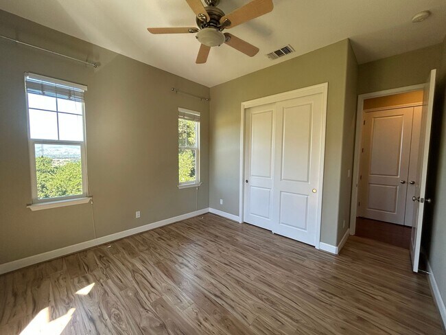 Building Photo - Luxurious and Spacious 5 Bedroom in Gilroy