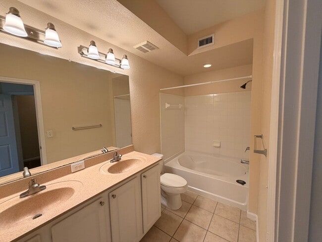 Building Photo - 2/2 Mirabella- Gate Pkwy Condo with Private Ground-Floor Entry & Balcony! MOVE IN SPECIAL!