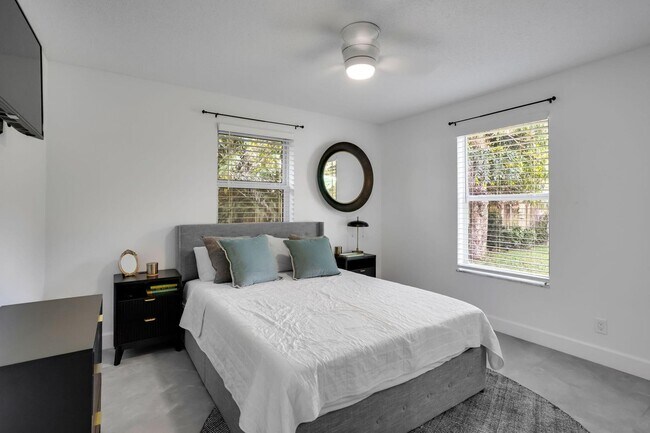 Building Photo - 604 SE 4th Ave