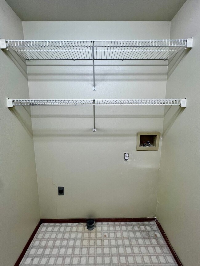 Building Photo - pl102