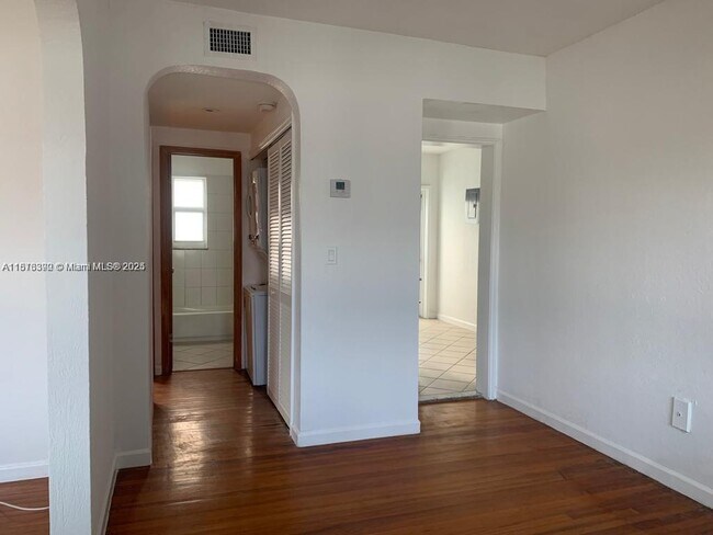 Building Photo - 7207 Bay Dr