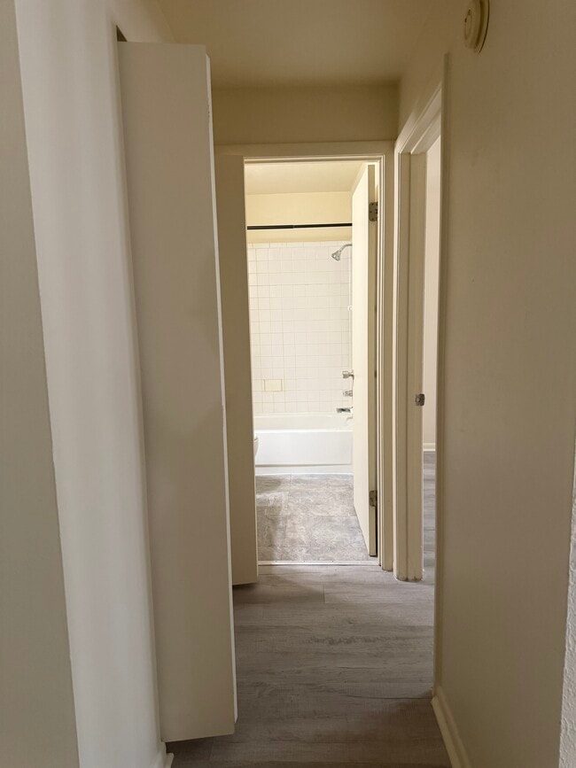 Building Photo - College Manor