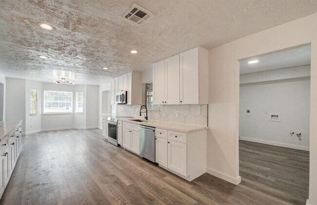 Building Photo - 808 Stone Mountain Dr