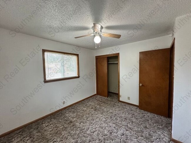 Building Photo - Spacious 3-bedroom 2-bathroom home