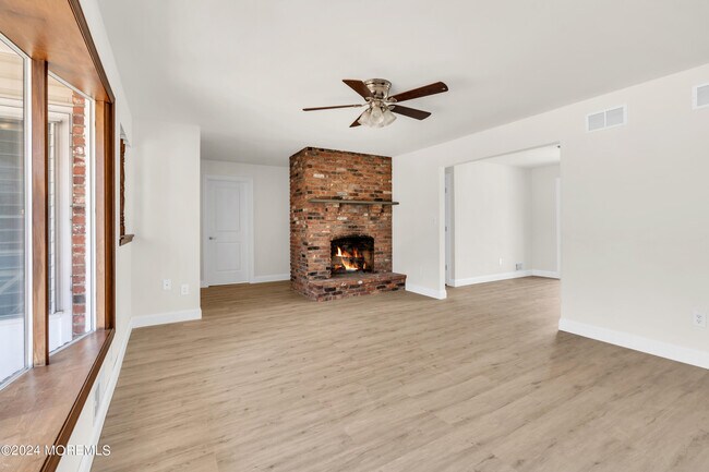 Building Photo - 205 S Shore Dr