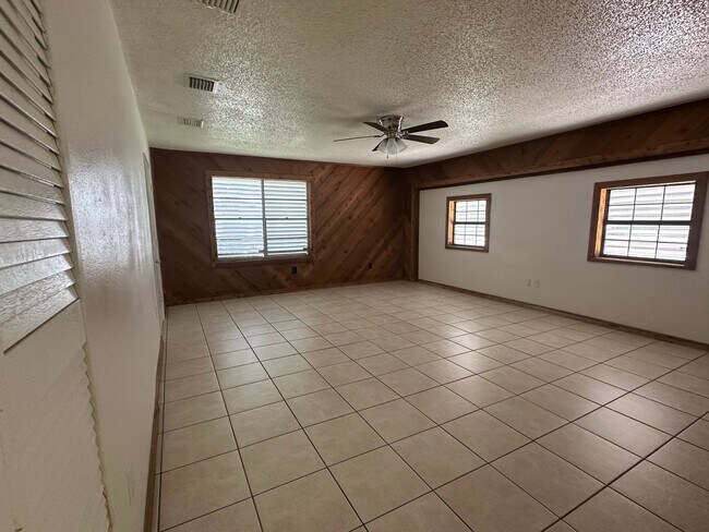 Building Photo - Ready for move in