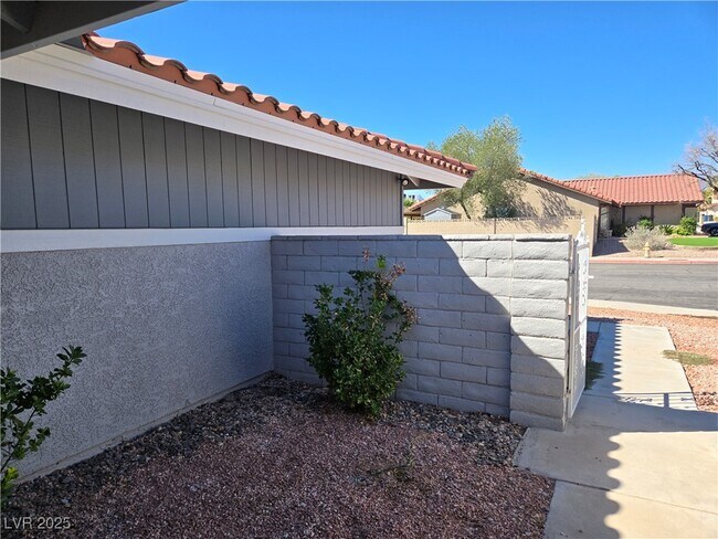 Building Photo - 1405 Termas