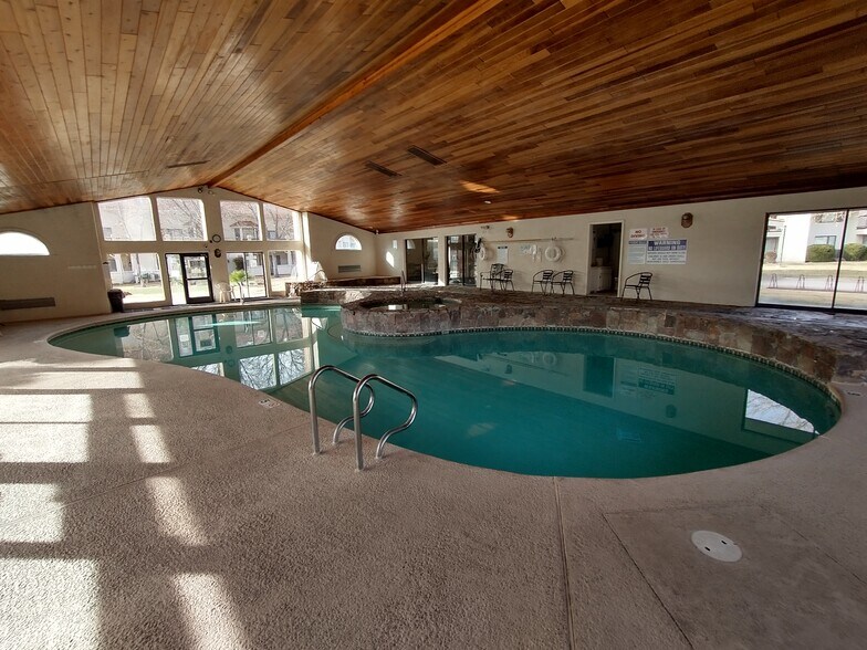 Building Photo - 275 S Valley View Dr
