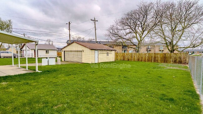 Building Photo - 2454 Poplar Ln