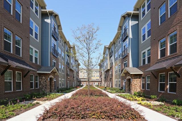 Building Photo - 700 E Algonquin Rd