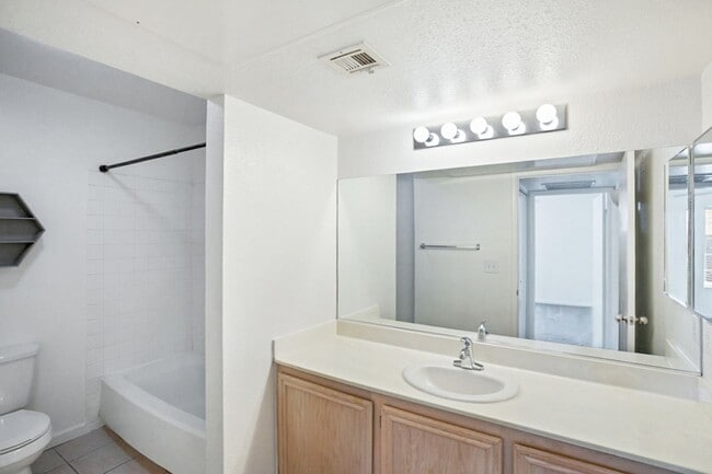 Building Photo - Beautiful Summerlin 1 Bed Condo