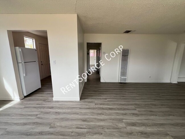 Building Photo - 650 Muriel Dr