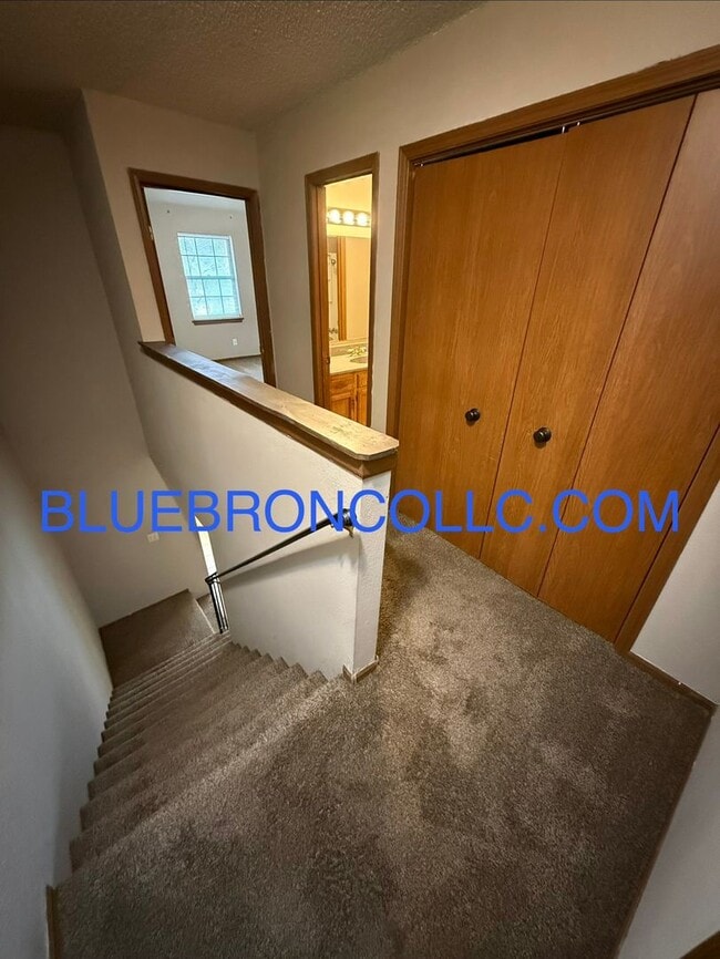 Building Photo - great price for a 2 bedroom townhome, easy access to highway.