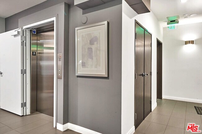 Building Photo - 132 N Swall Dr