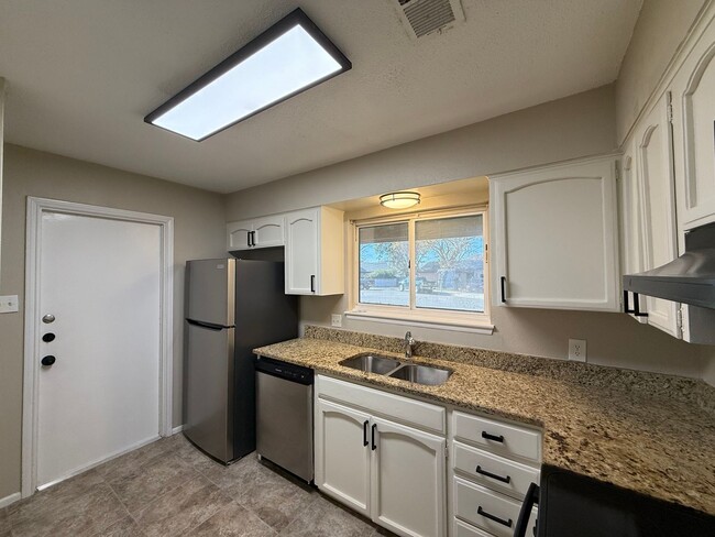 Building Photo - Newly Renovated 3bd 2ba in Prime Location