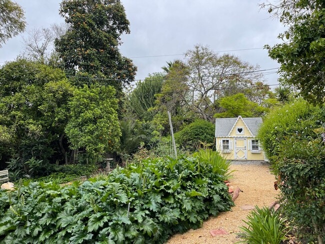 Building Photo - Charming 3 Bedroom 2 Bath Single Family Ho...