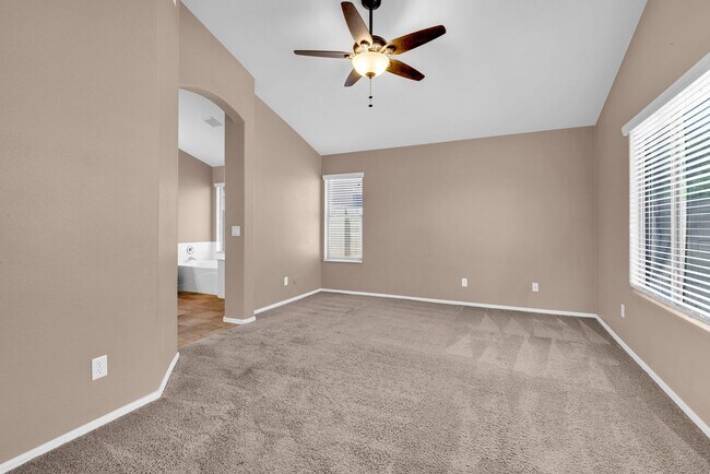 Building Photo - Lovely 3 bed / 2.5 bath Home in the Power ...