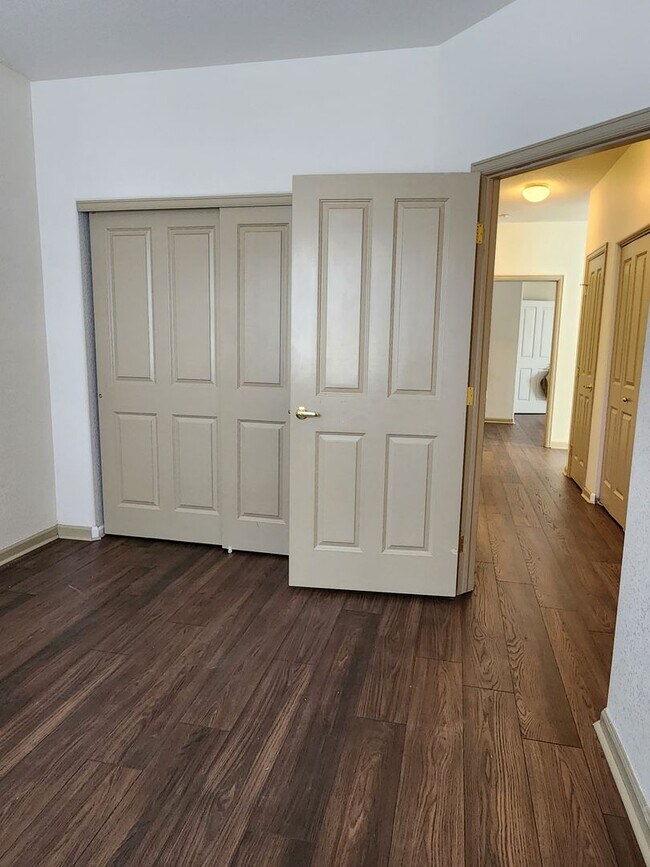 Building Photo - Beautiful condo in highly desired area of ...