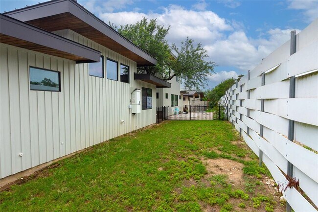 Building Photo - 420 Starlight Vlg Lp
