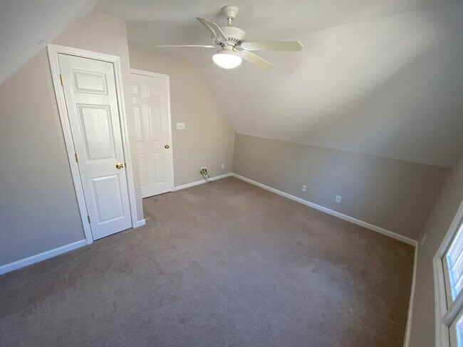 Building Photo - Room in House on College Ave