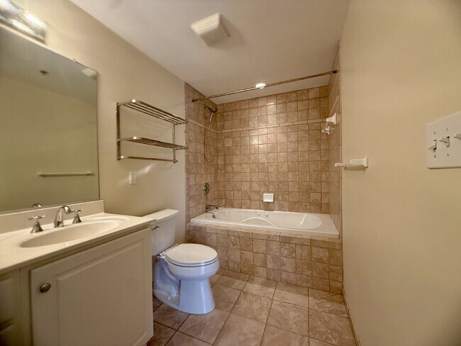 Building Photo - "Coastal Comfort: Spacious 2-Bedroom Condo Retreat in Virginia Beach"