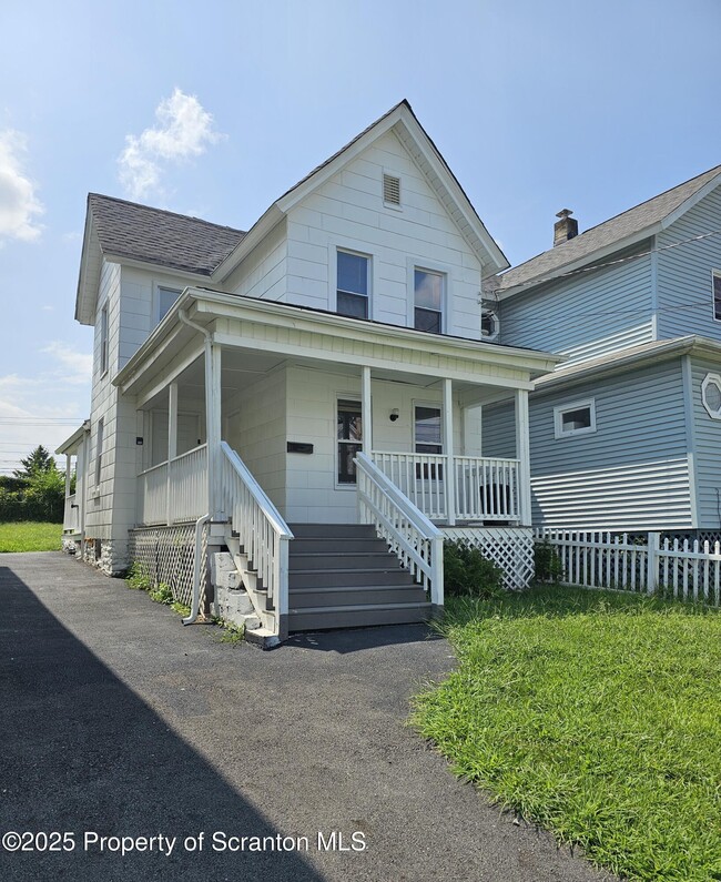 Primary Photo - 325 Ferdinand St