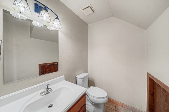 Building Photo - 1018 Davidson Dr