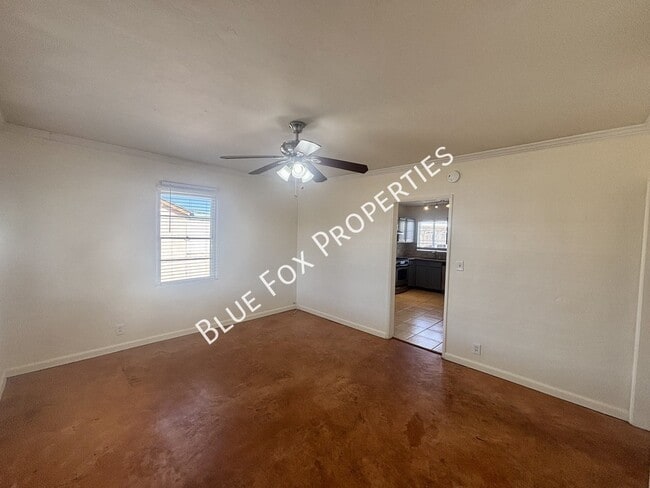 Building Photo - 925 E Adams St