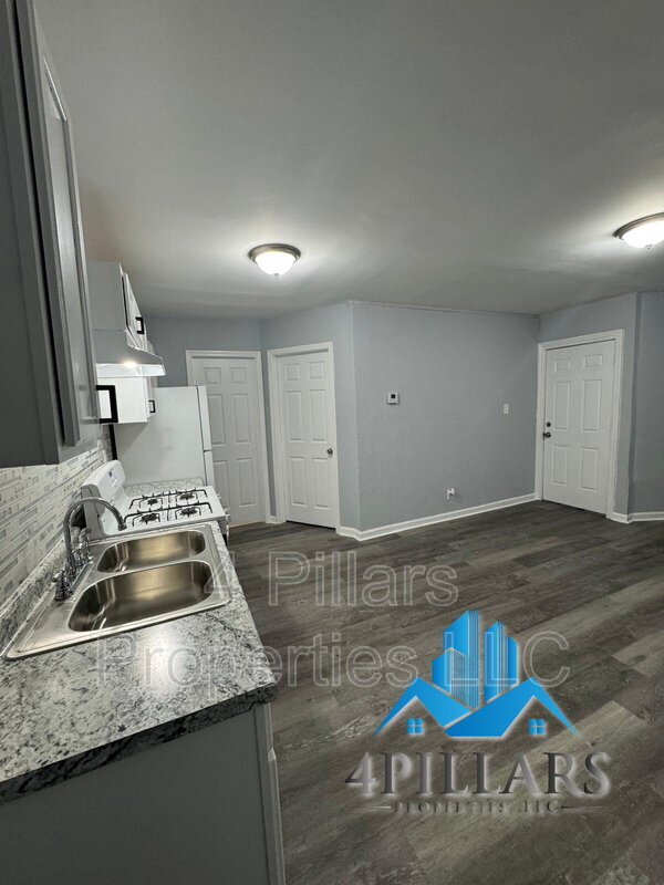 Building Photo - 3904 Deodar St