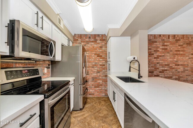 Building Photo - 2025 E Campbell Ave