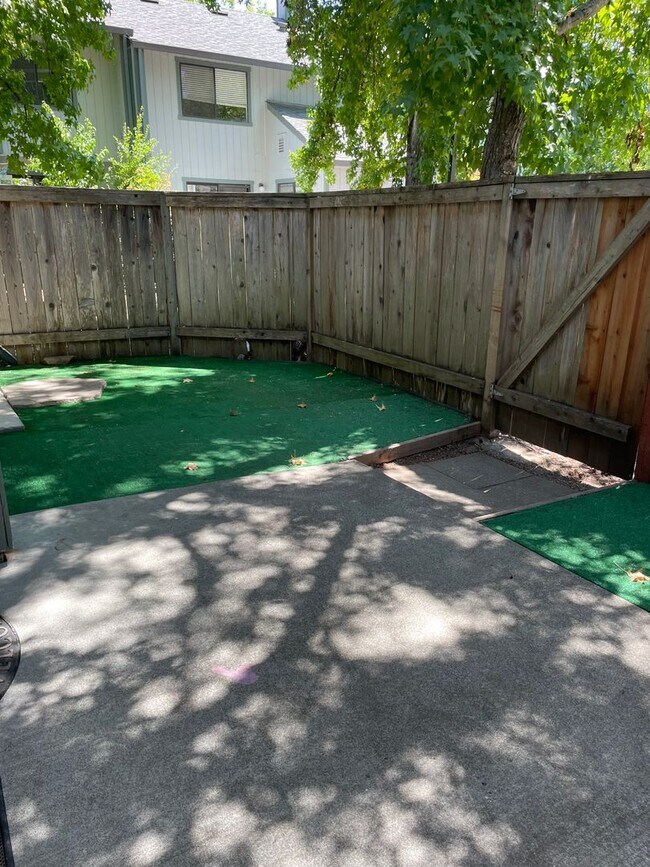Building Photo - 3 bedroom 2.5 bath townhome Available now!