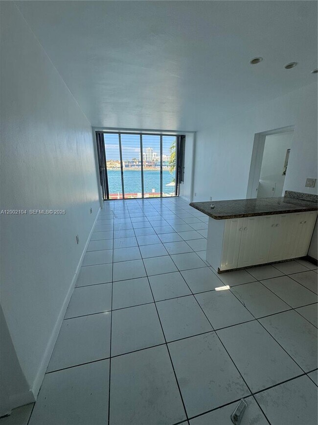 Building Photo - 10281 E Bay Harbor Dr